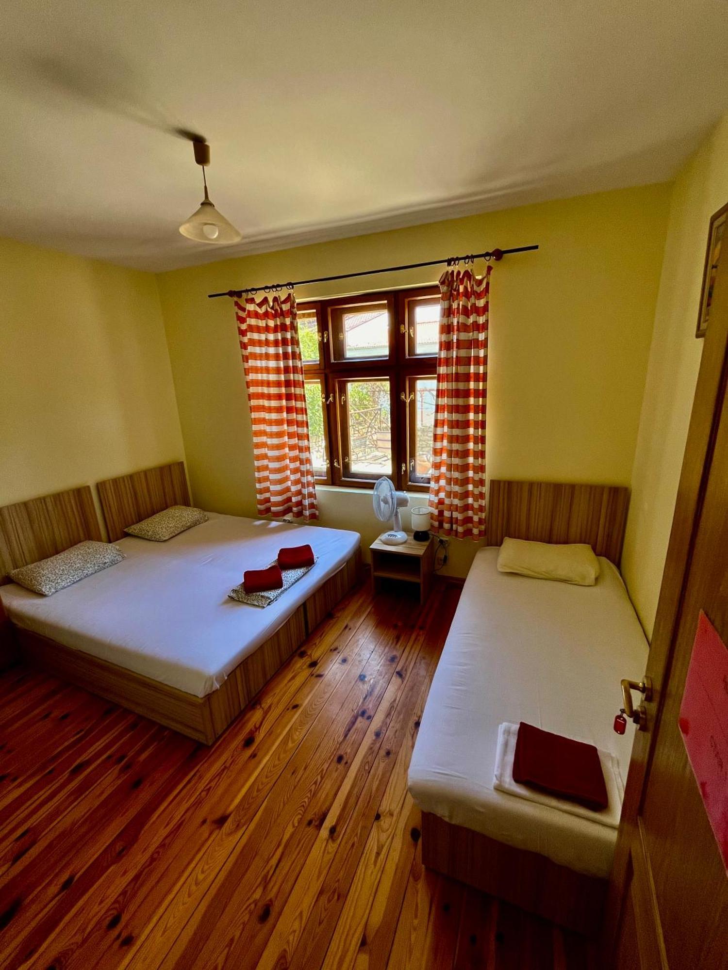 Hostel Mostel Veliko Tŭrnovo Eksteriør bilde